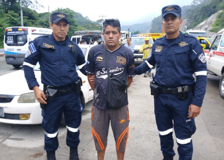 Policía detiene a conductor señalado de provocar accidente en Los Chorros