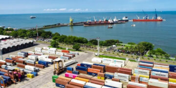 Puerto de Acajutla duplica el movimiento de contenedores en 2026