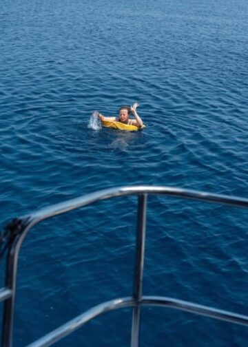 Buque mercante rescata a salvadoreña tras 20 horas en el mar Jónico