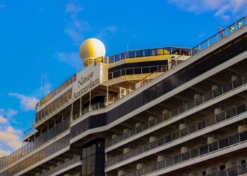 El puerto de Acajutla recibe al crucero Nieuw Amsterdam con casi 2,000 visitantes