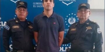 Detienen a joven con varias porciones de marihuana, dinero y celulares en San Salvador