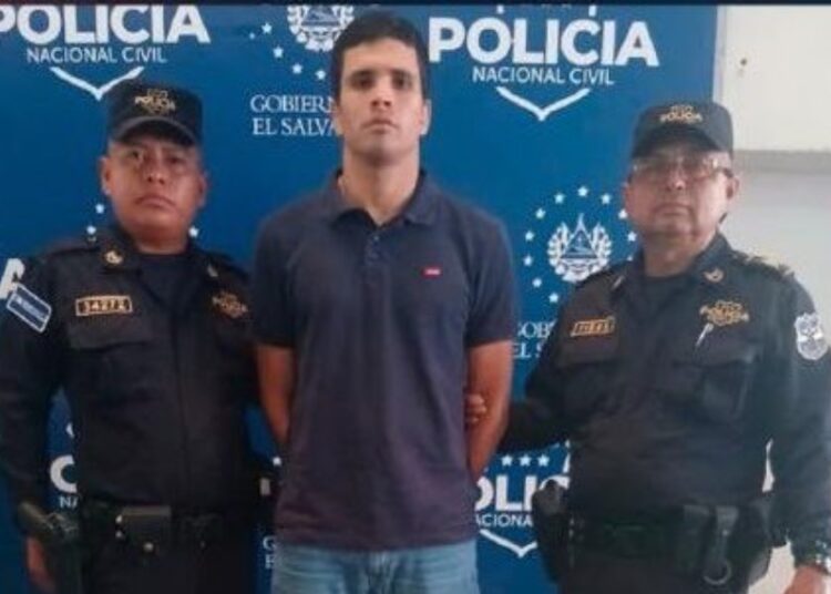 Detienen a joven con varias porciones de marihuana, dinero y celulares en San Salvador