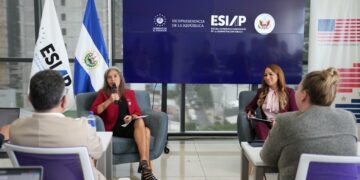 Expertos en astrofísica de la NASA comparten experiencias en la ESIAP