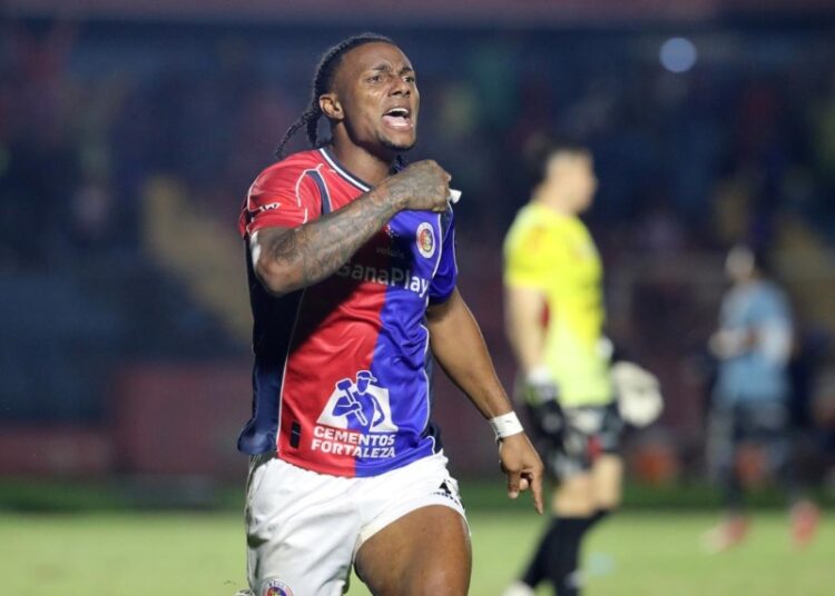 Édgar Medrano enciende la fiesta en Santa Ana: FAS remonta y derrota a Alianza
