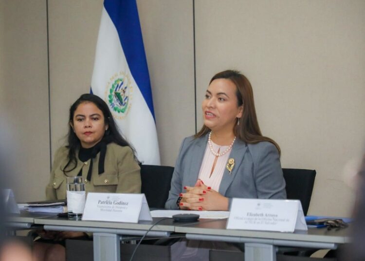 Niñez, digitalización y refugio: las prioridades de El Salvador en el plan regional del MIRPS
