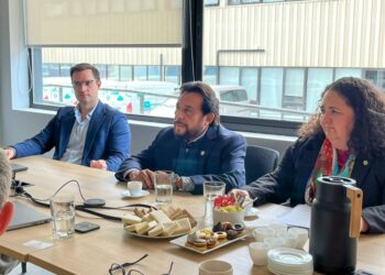 El Salvador y Uruguay exploran cooperación en inteligencia artificial y transformación digital