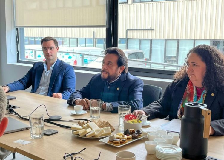 El Salvador y Uruguay exploran cooperación en inteligencia artificial y transformación digital