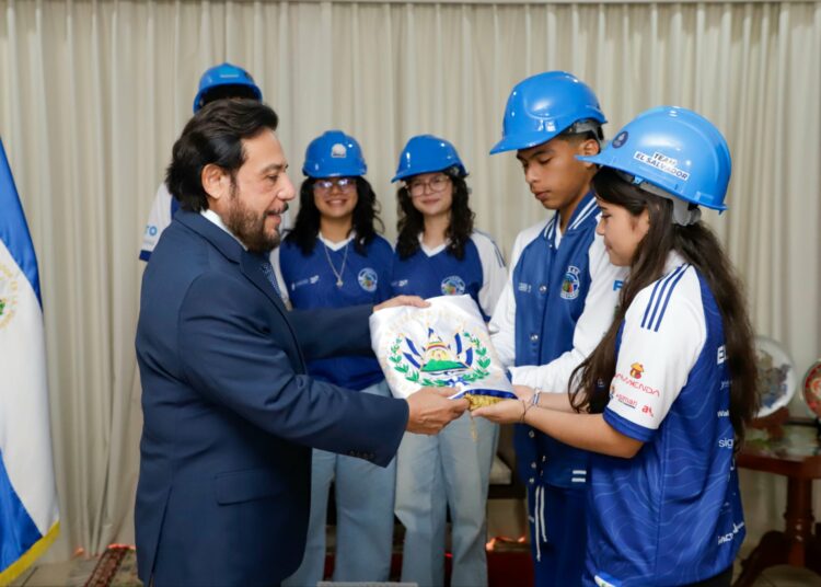 Juventud, ciencia e innovación: Team El Salvador rumbo a Corea del Sur
