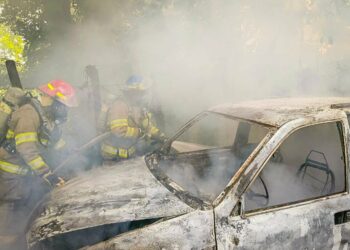 Bomberos atienden incendio vehicular en carretera hacia San José Guayabal
