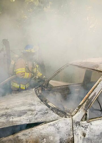 Bomberos atienden incendio vehicular en carretera hacia San José Guayabal