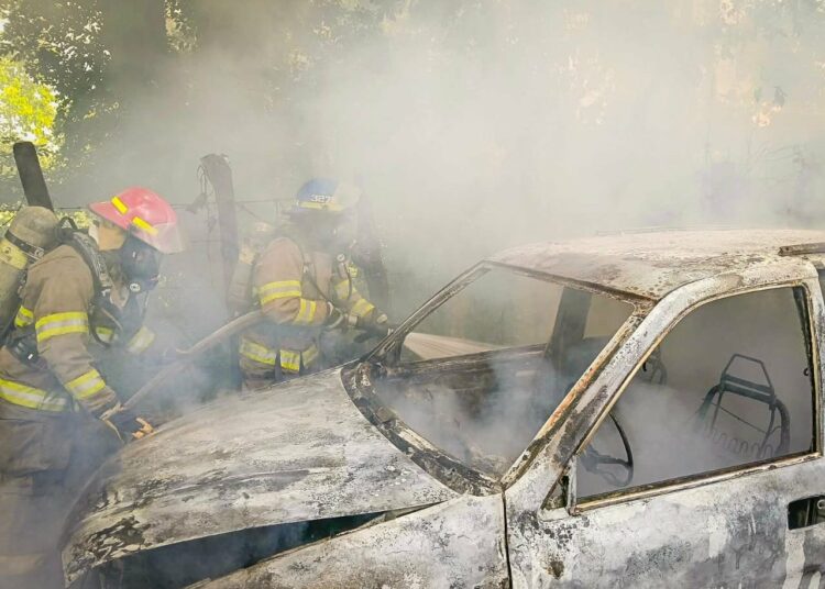 Bomberos atienden incendio vehicular en carretera hacia San José Guayabal