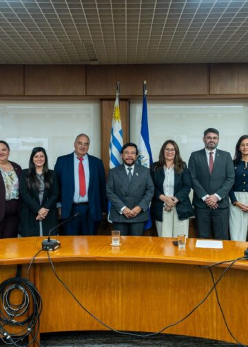 Uruguay muestra interés en la experiencia salvadoreña en innovación y activos digitales