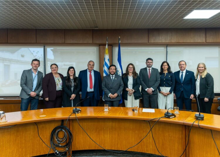 Uruguay muestra interés en la experiencia salvadoreña en innovación y activos digitales