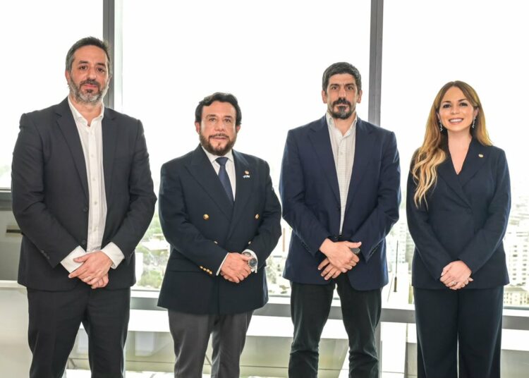 Seguridad y crecimiento económico centran diálogo entre Ulloa y referentes políticos uruguayos