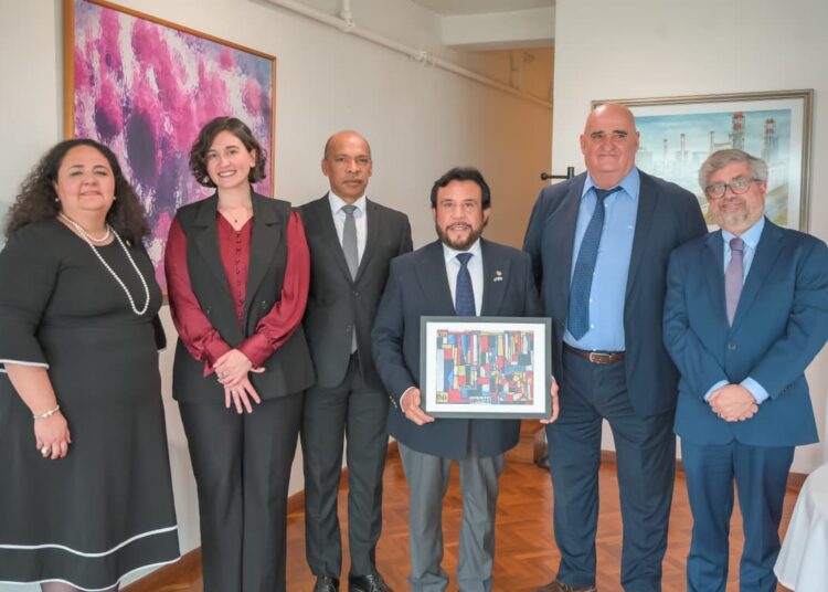 El Salvador y Uruguay promueven el intercambio de conocimientos en materia energética