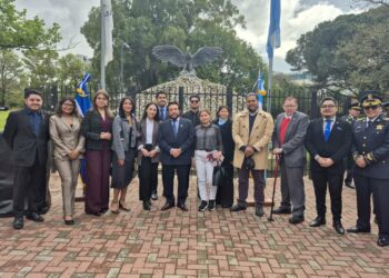 Vicepresidente Félix Ulloa devela placa conmemorativa en Plaza El Salvador de Buenos Aires para honrar los lazos de amistad