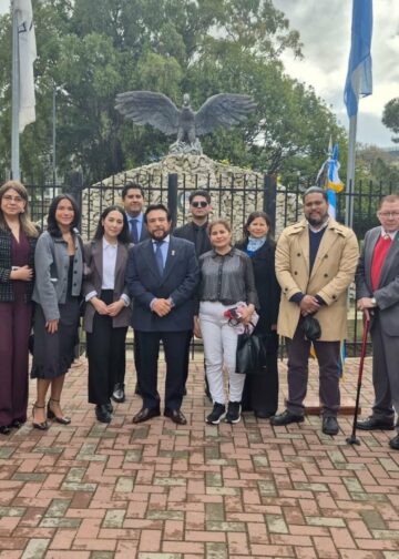 Vicepresidente Félix Ulloa devela placa conmemorativa en Plaza El Salvador de Buenos Aires para honrar los lazos de amistad
