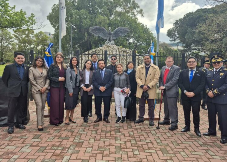 Vicepresidente Félix Ulloa devela placa conmemorativa en Plaza El Salvador de Buenos Aires para honrar los lazos de amistad