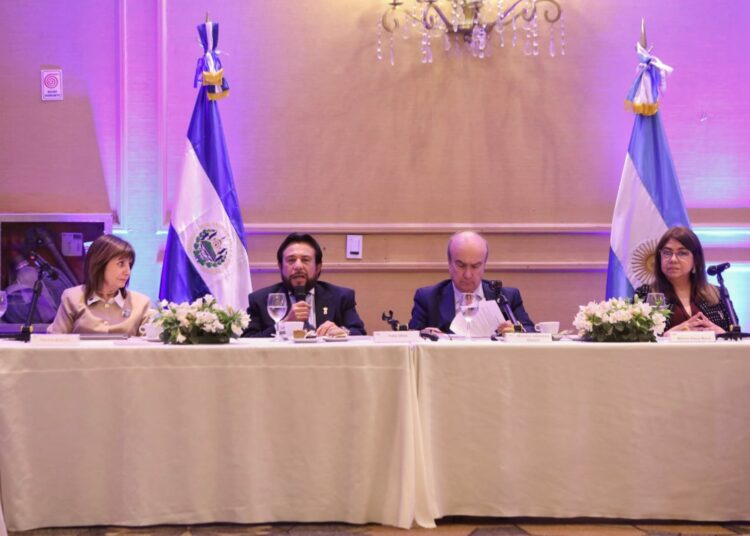 Vicepresidente Félix Ulloa presenta en Argentina su ensayo sobre la transformación política de El Salvador