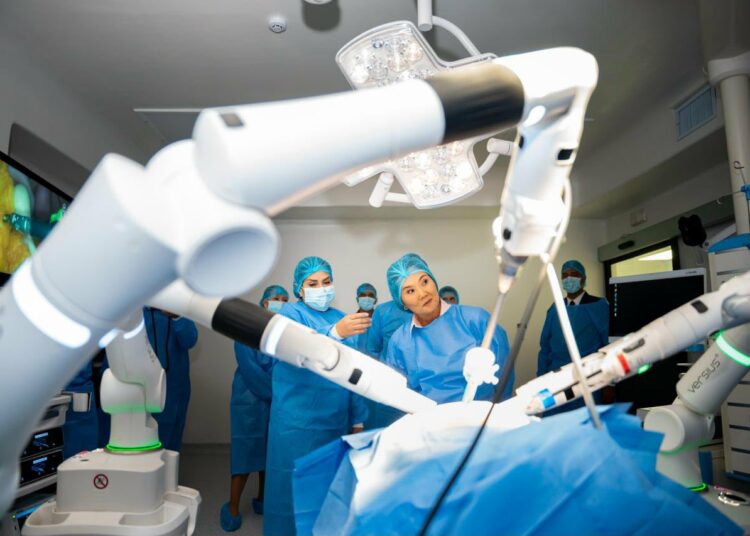 Presidenta de Perú conoce modernas instalaciones del Nuevo Hospital Rosales