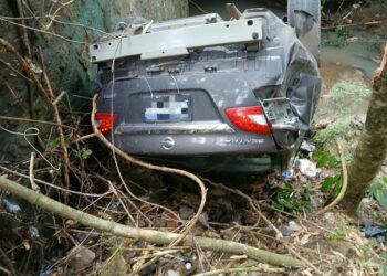 Dos personas resultan lesionadas tras caer vehículo a una quebrada de 10 metros en Ilobasco
