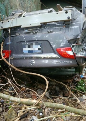 Dos personas resultan lesionadas tras caer vehículo a una quebrada de 10 metros en Ilobasco