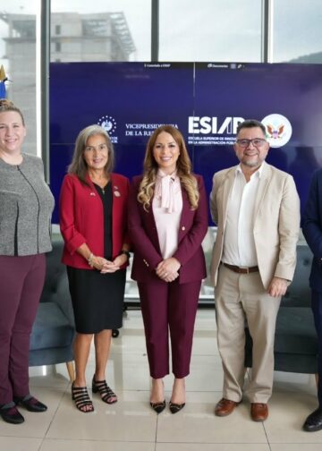 ESIAP promueve la educación STEM y el liderazgo científico junto a experta de la NASA