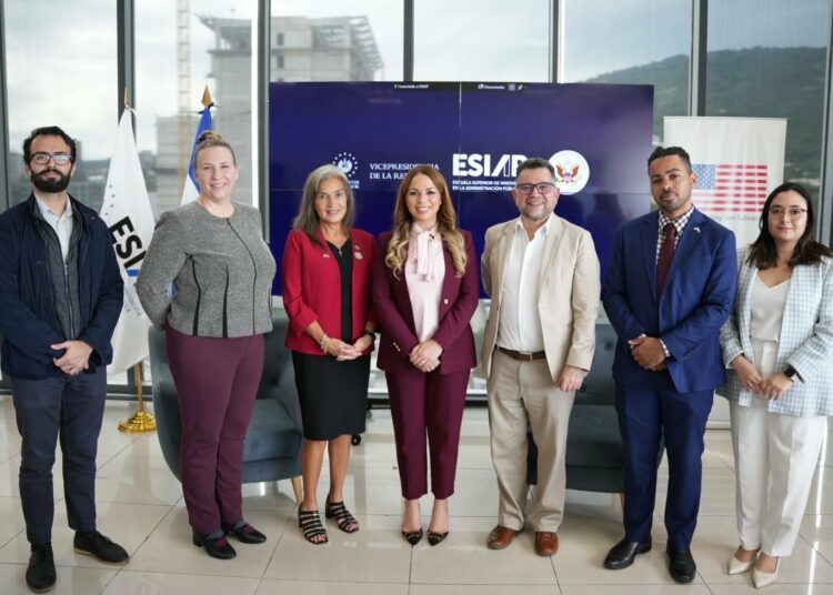 ESIAP promueve la educación STEM y el liderazgo científico junto a experta de la NASA