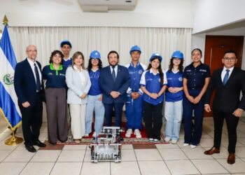 Vicepresidente Ulloa entrega pabellón nacional a Team ESA que participará en torneo de Corea del Sur