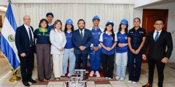 Vicepresidente Ulloa entrega pabellón nacional a Team ESA que participará en torneo de Corea del Sur