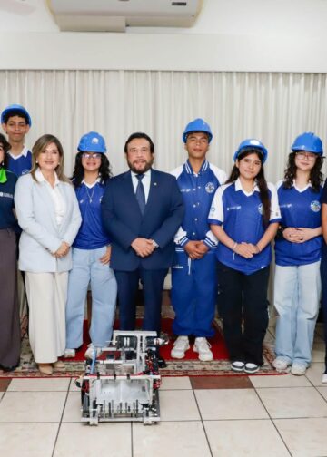 Vicepresidente Ulloa entrega pabellón nacional a Team ESA que participará en torneo de Corea del Sur