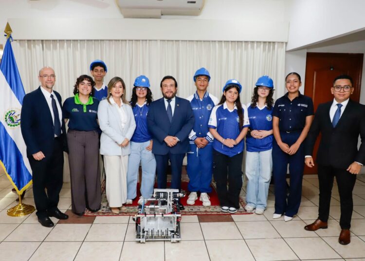 Vicepresidente Ulloa entrega pabellón nacional a Team ESA que participará en torneo de Corea del Sur