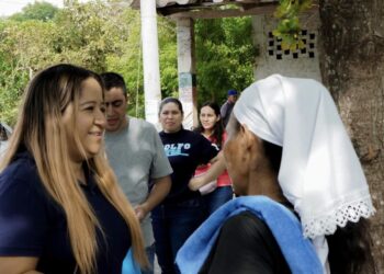 Habitantes de Santiago Nonualco son beneficiados con sillas de ruedas gracias a Vanessa Rivera