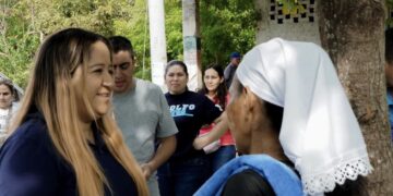 Habitantes de Santiago Nonualco son beneficiados con sillas de ruedas gracias a Vanessa Rivera