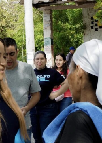 Habitantes de Santiago Nonualco son beneficiados con sillas de ruedas gracias a Vanessa Rivera