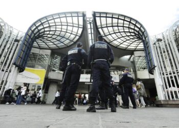 Francia impone toques de queda tras disturbios y saqueos de protestantes