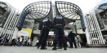 Francia impone toques de queda tras disturbios y saqueos de protestantes