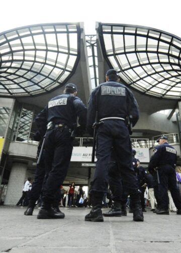 Francia impone toques de queda tras disturbios y saqueos de protestantes