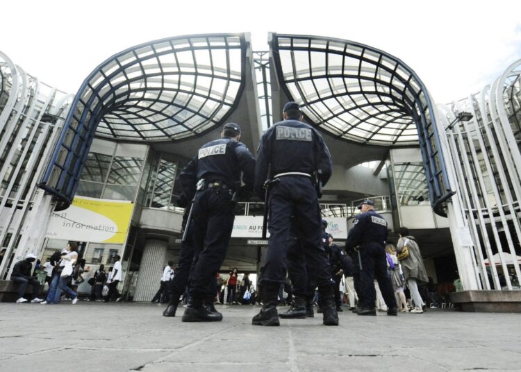 Francia impone toques de queda tras disturbios y saqueos de protestantes