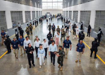 Presidenta de Costa Rica conoce de primera mano el modelo penitenciario del Presidente Bukele
