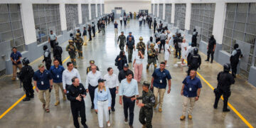 Presidenta de Costa Rica conoce de primera mano el modelo penitenciario del Presidente Bukele