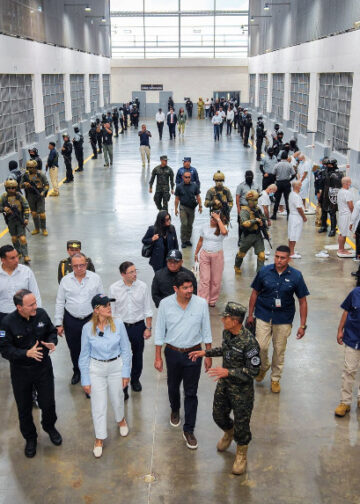 Presidenta de Costa Rica conoce de primera mano el modelo penitenciario del Presidente Bukele