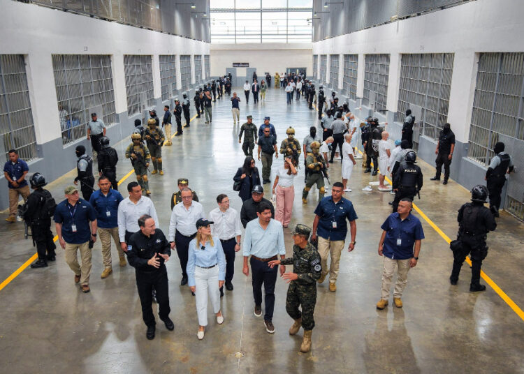 Presidenta de Costa Rica conoce de primera mano el modelo penitenciario del Presidente Bukele