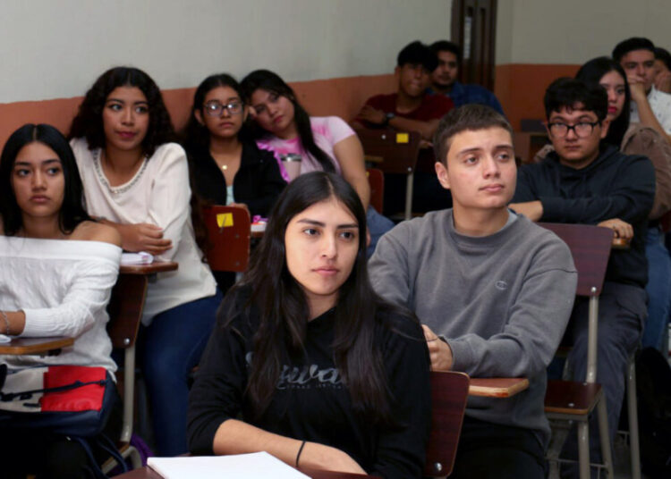 Asamblea Legislativa incorpora $9.9 millones para otorgar becas universitarias a 14,000 jóvenes
