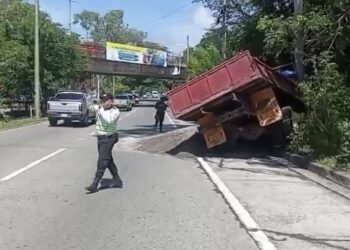 Conductor sin licencia provoca accidente tras volcar camión por exceso de velocidad