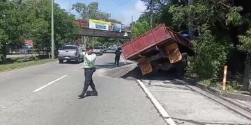Conductor sin licencia provoca accidente tras volcar camión por exceso de velocidad 