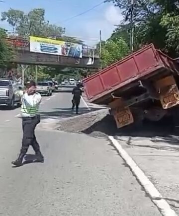 Conductor sin licencia provoca accidente tras volcar camión por exceso de velocidad 