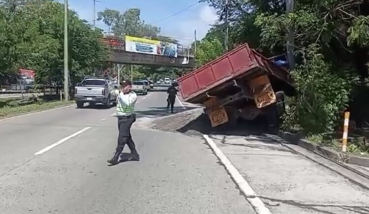Conductor sin licencia provoca accidente tras volcar camión por exceso de velocidad