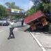 Conductor sin licencia provoca accidente tras volcar camión por exceso de velocidad