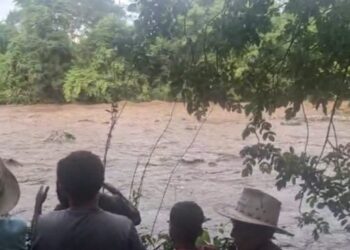 Mujer que fue arrastrada por una crecida de un río en Chalatenango es rescatada con vida